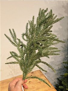 Galho De Pinheiro Verde Com Dourado 70Cm